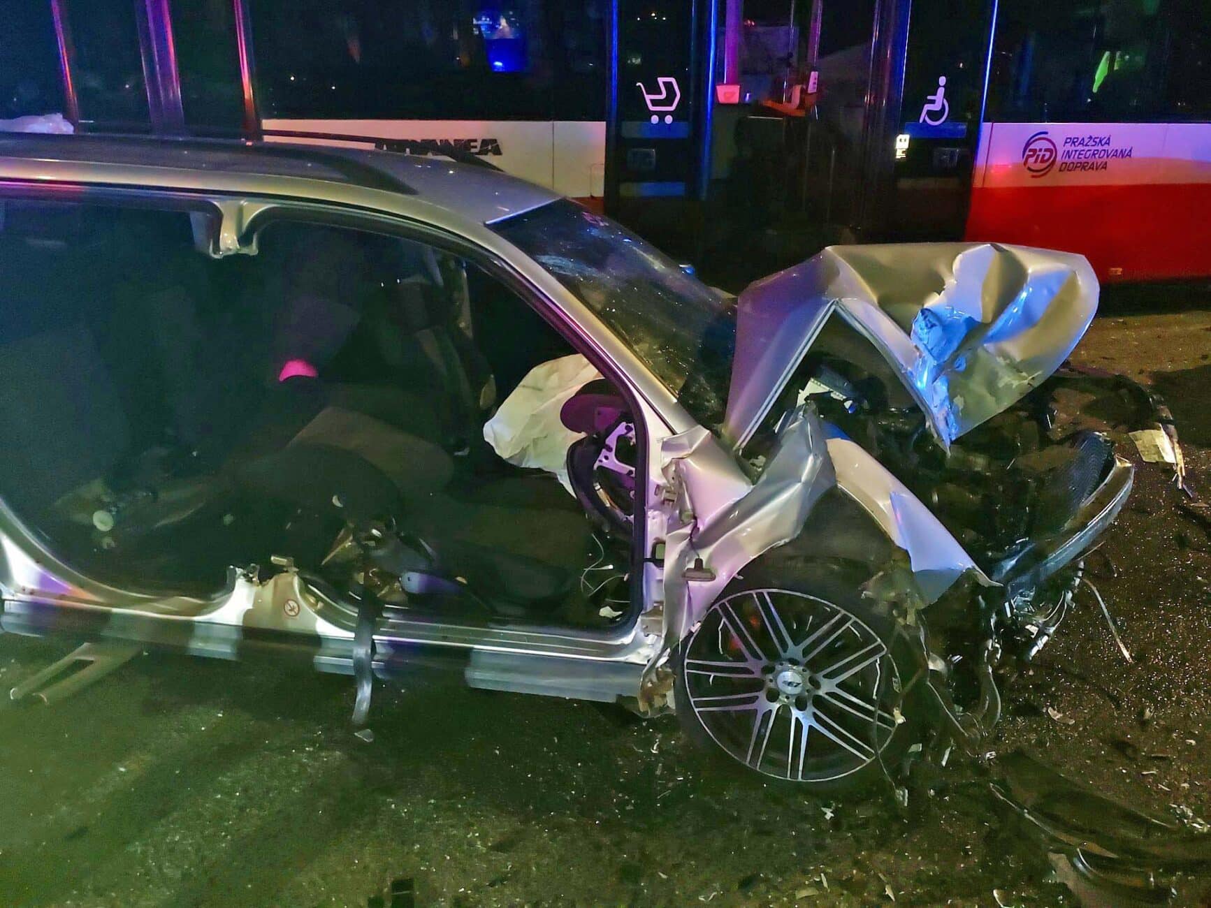 Nehoda v Sazečské ulici v Praze. Foto: HZS