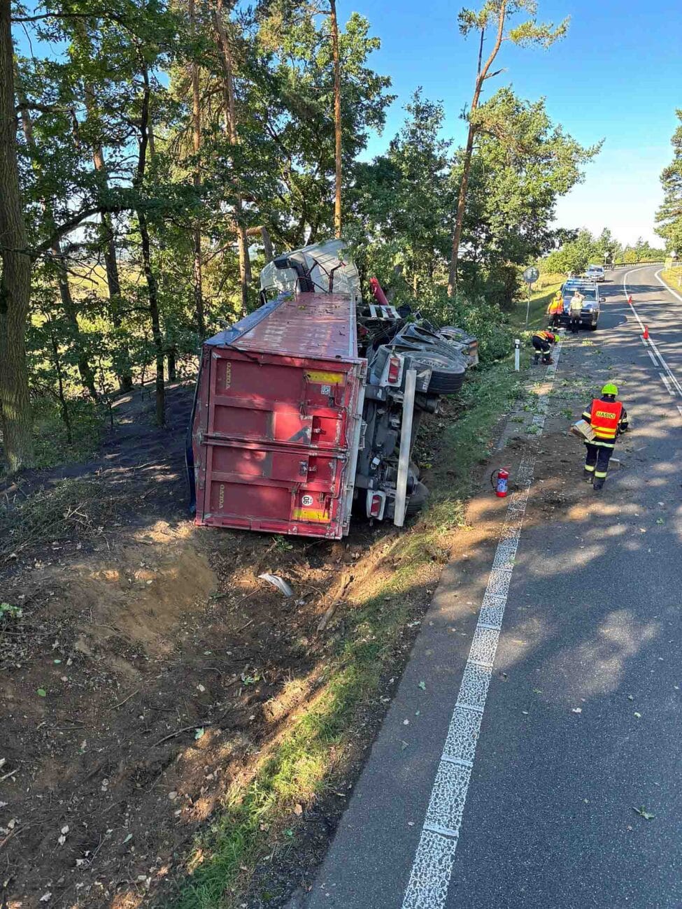 Nehoda kamionu u Starého Sedla. Foto: SDHO Mirovice