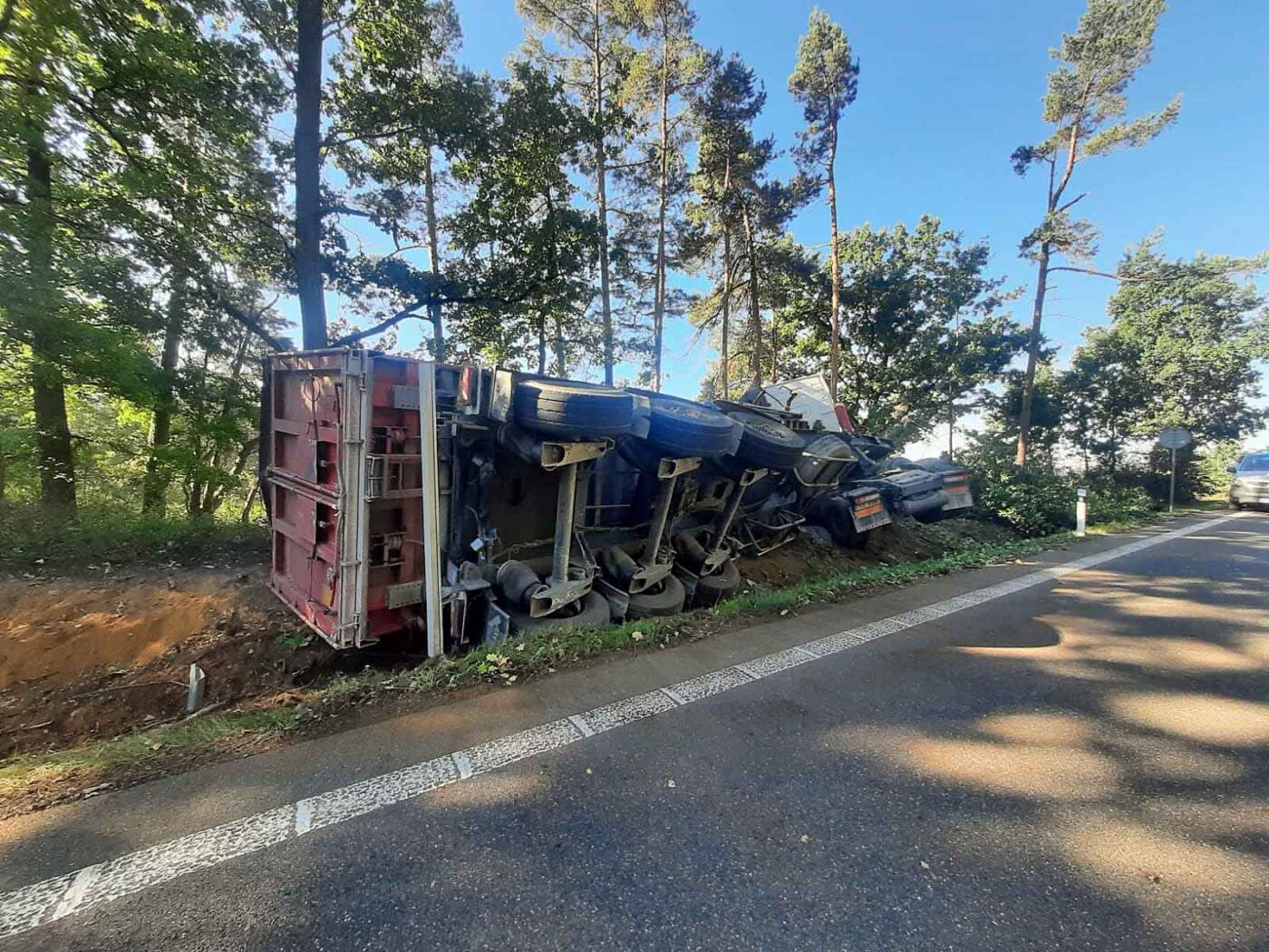 Nehoda kamionu u Starého Sedla. Foto: SDHO Mirovice