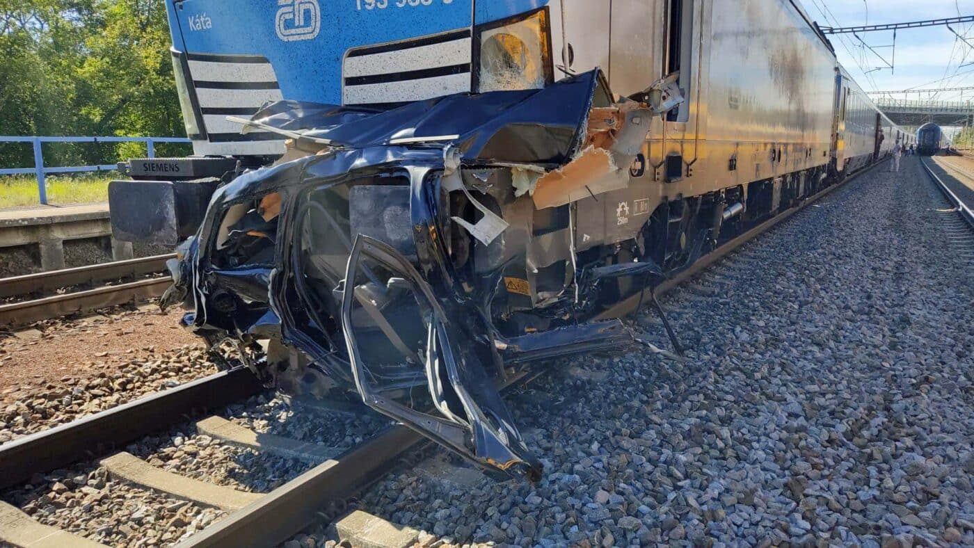 Srážka vlaku a auta u Moravan. Foto: PČR