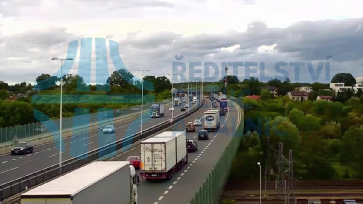 Auta popojíždí v kolonách na Pražském okruhu u Černého Mostu.