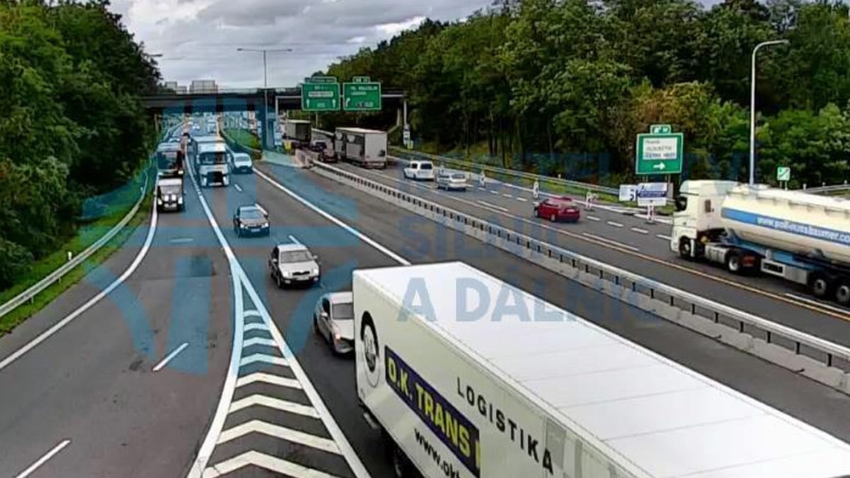 Auta popojíždí v kolonách na Pražském okruhu u Černého Mostu.