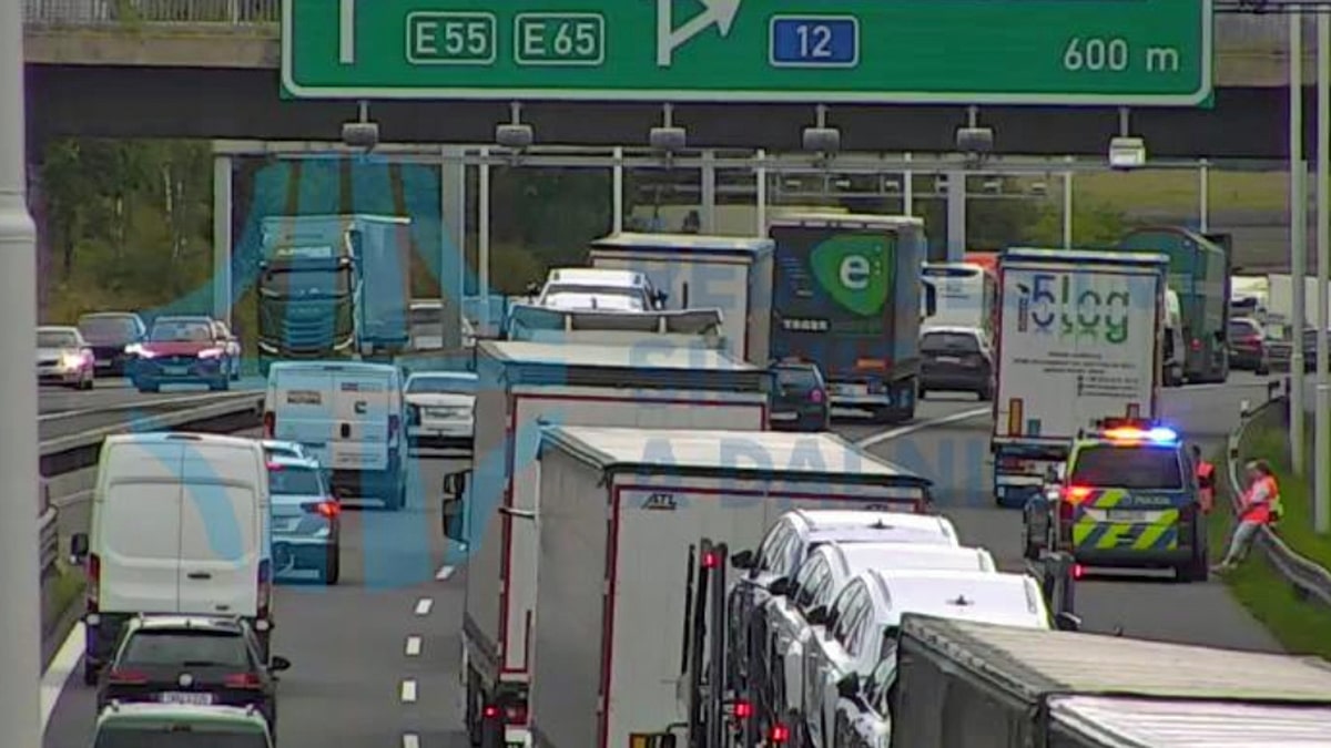 Auta popojíždí v kolonách na Jižní spojce.