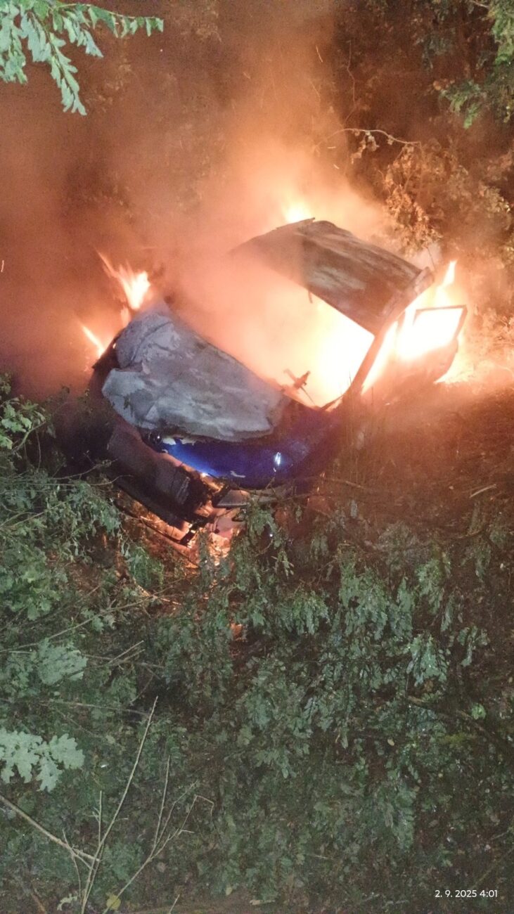 Tragická nehoda u Sedlece. Auto shořelo.