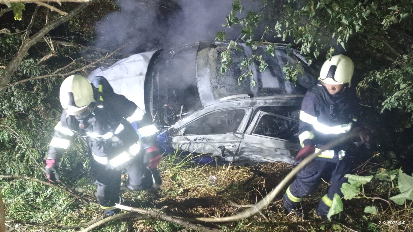 Tragická nehoda u Sedlece. Auto shořelo.