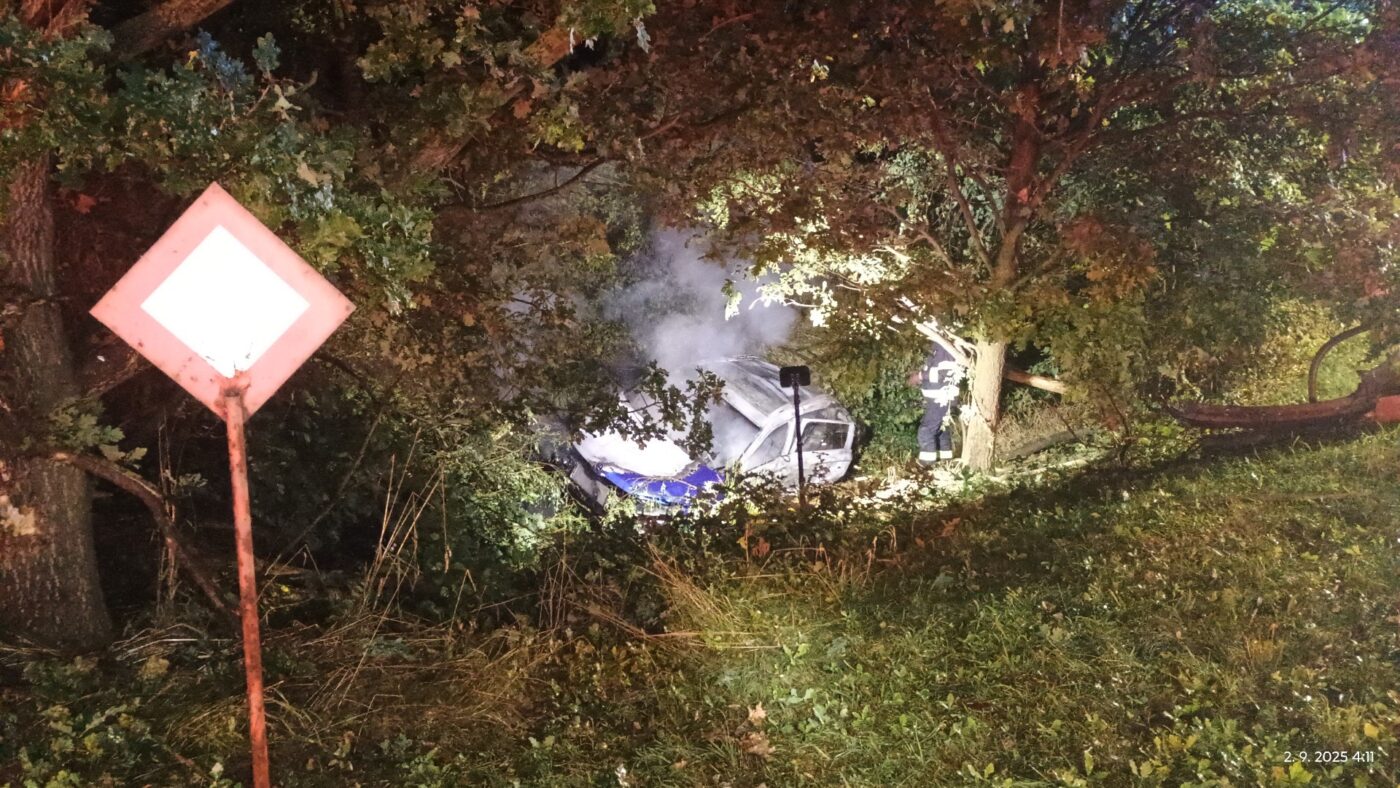 Tragická nehoda u Sedlece. Auto shořelo.