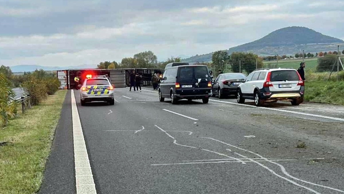 Dálnici D8 zablokoval převrácený kamion. Foto: čtenář a FB/D8