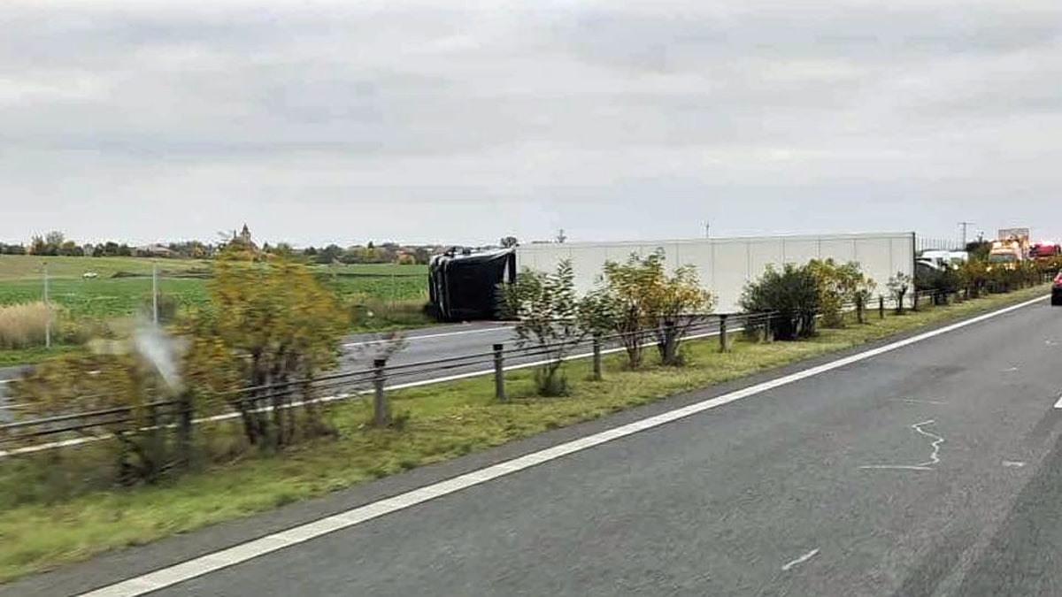 Dálnici D8 zablokoval převrácený kamion. Foto: čtenář a FB/D8