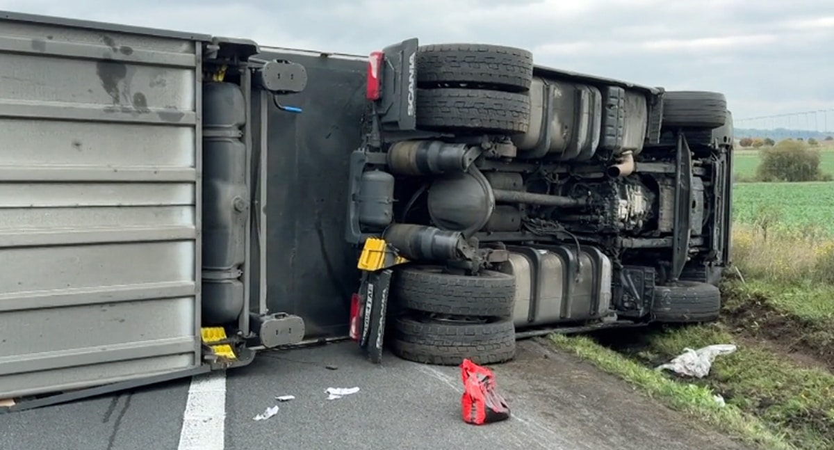 Dálnici D8 zablokoval převrácený kamion. Foto: čtenář a FB/D8