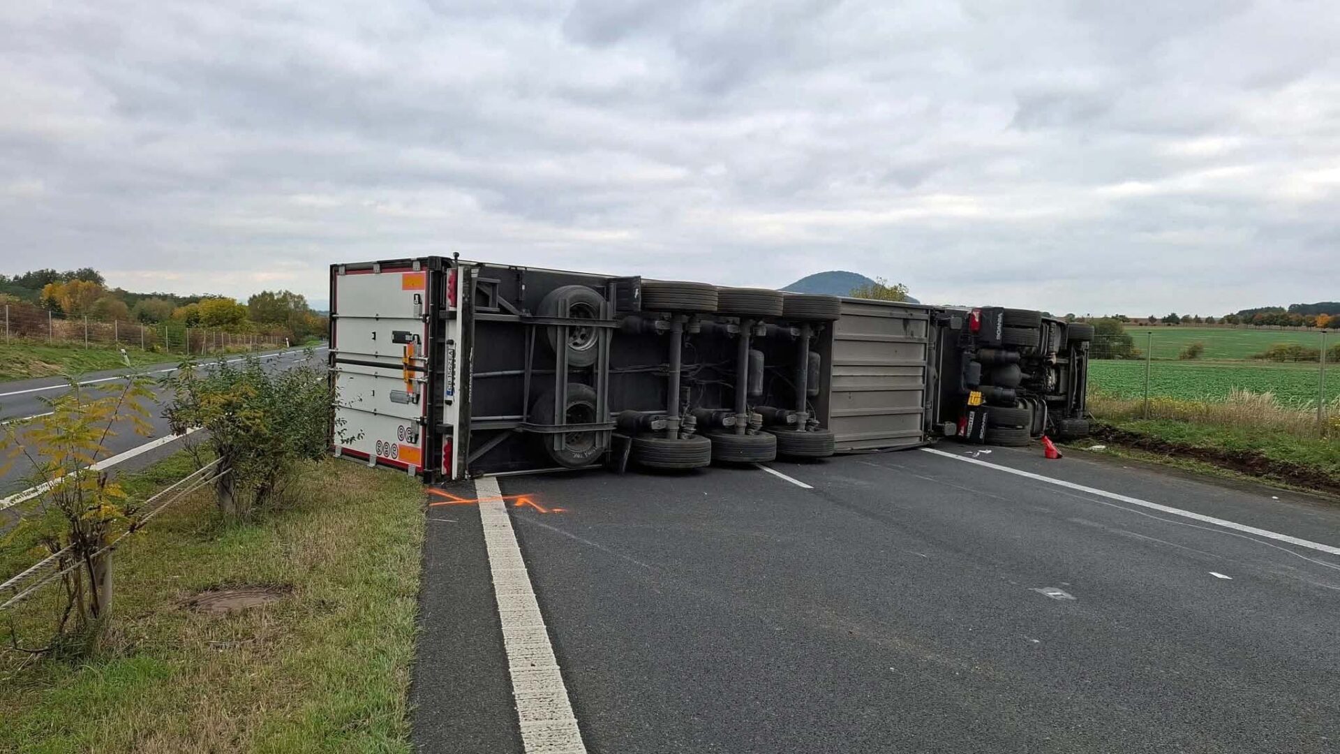 Nehoda kamionu na dálnici D8. Foto: Odtahová služba Robert Oplt