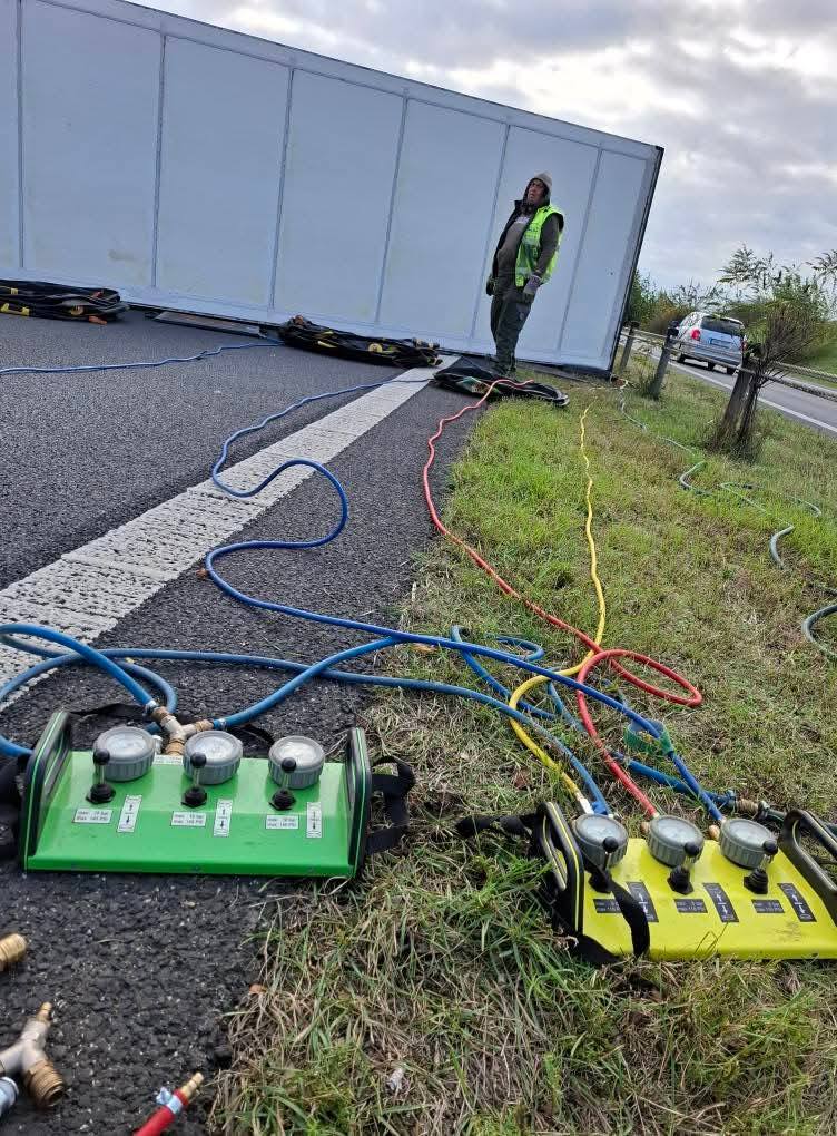 Na dálnici D8 již začalo vyprošťování havarovaného kamionu. Foto: Odtahová služba Robert Oplt