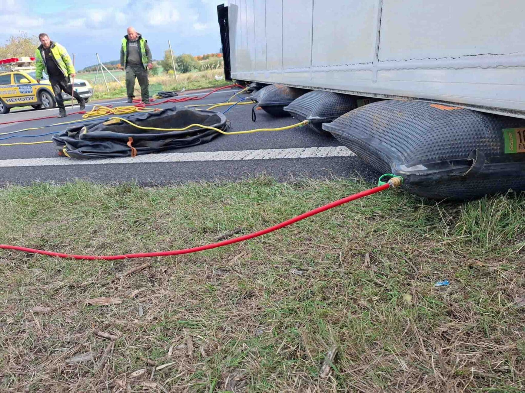 Na dálnici D8 již začalo vyprošťování havarovaného kamionu. Foto: Odtahová služba Robert Oplt