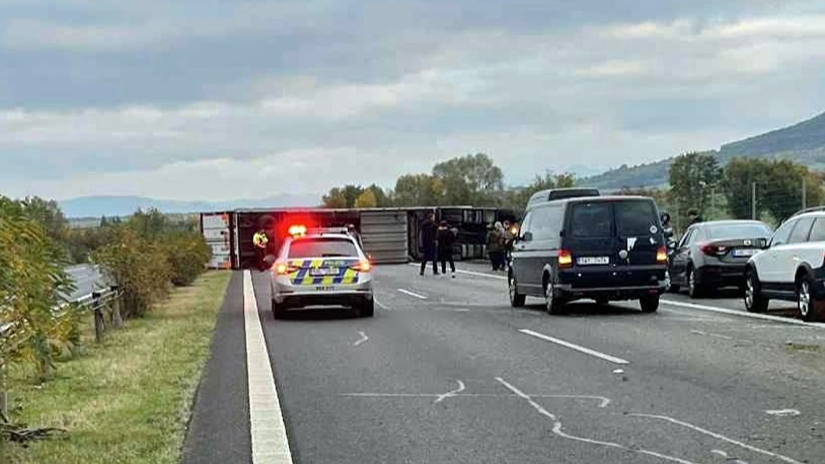 Dálnici D8 zablokoval převrácený kamion. Foto: čtenář a FB/D8