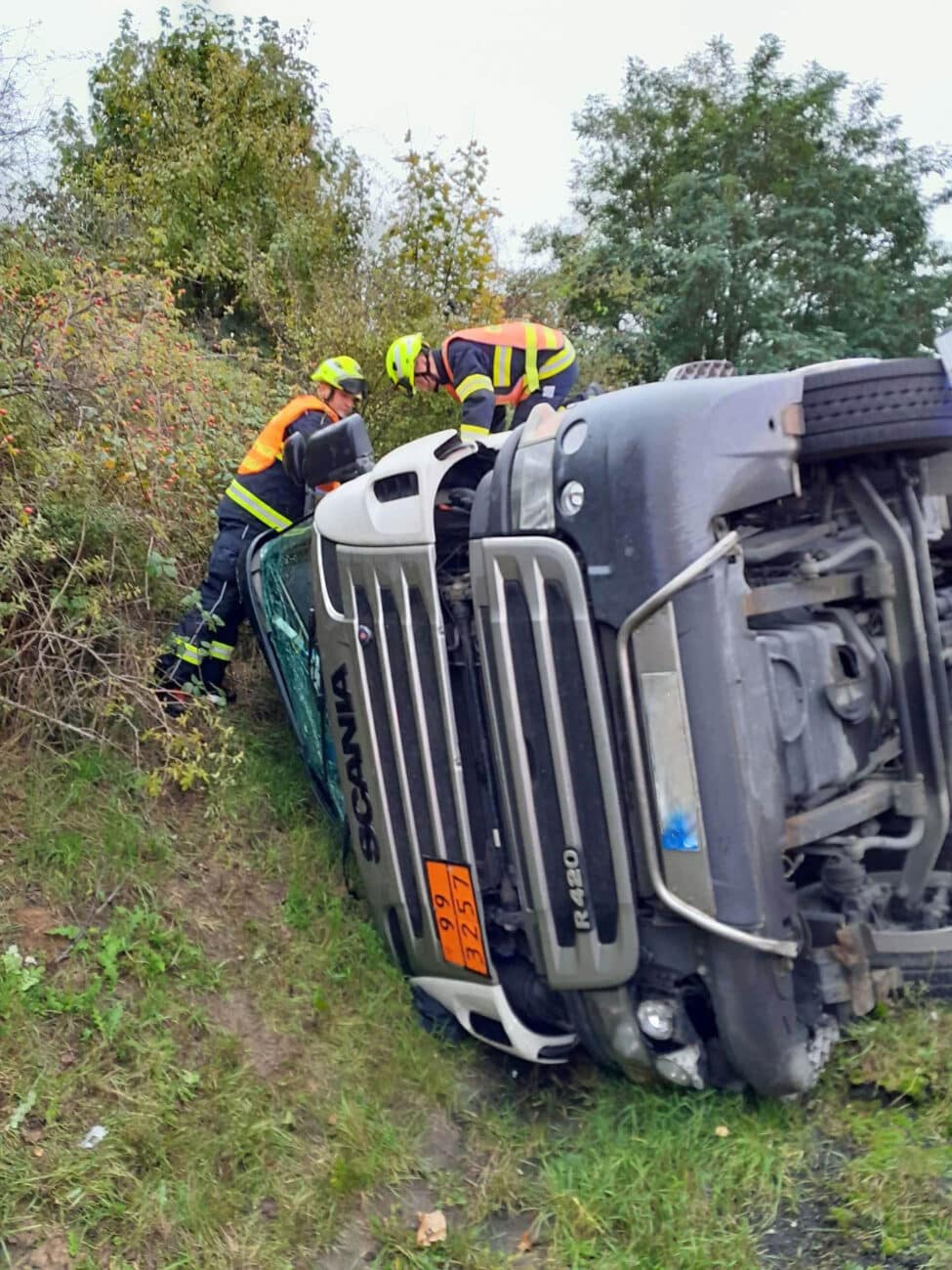 Nehoda cisterny u Mostu. Foto: HZS