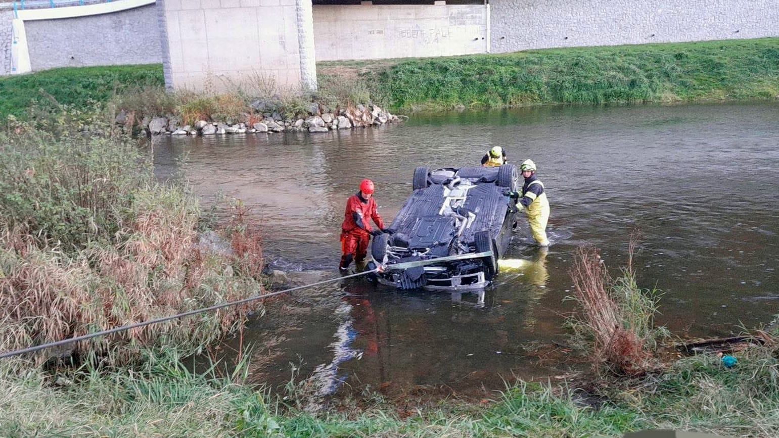 Nehoda v Kácově, řidička sjela z mostu. Foto: HZS