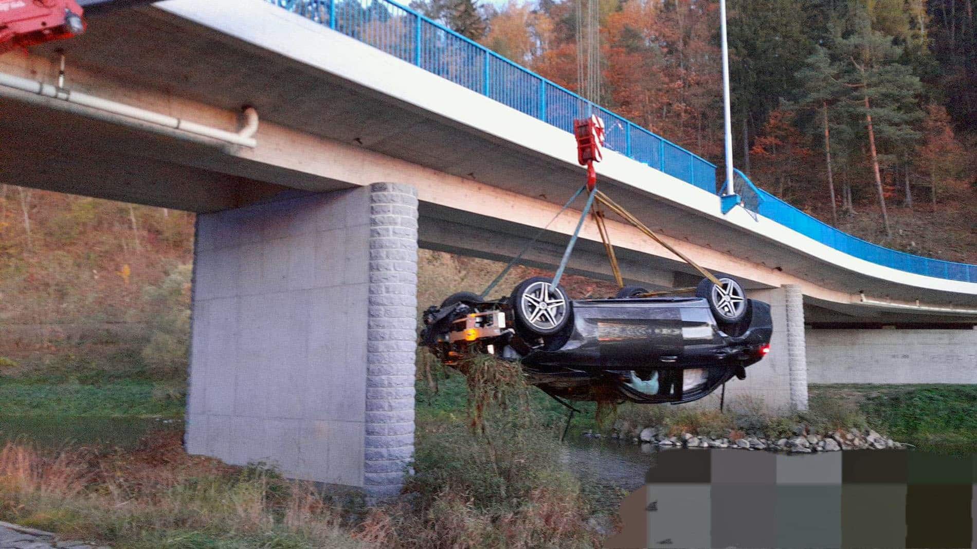 Nehoda v Kácově, řidička sjela z mostu. Foto: HZS