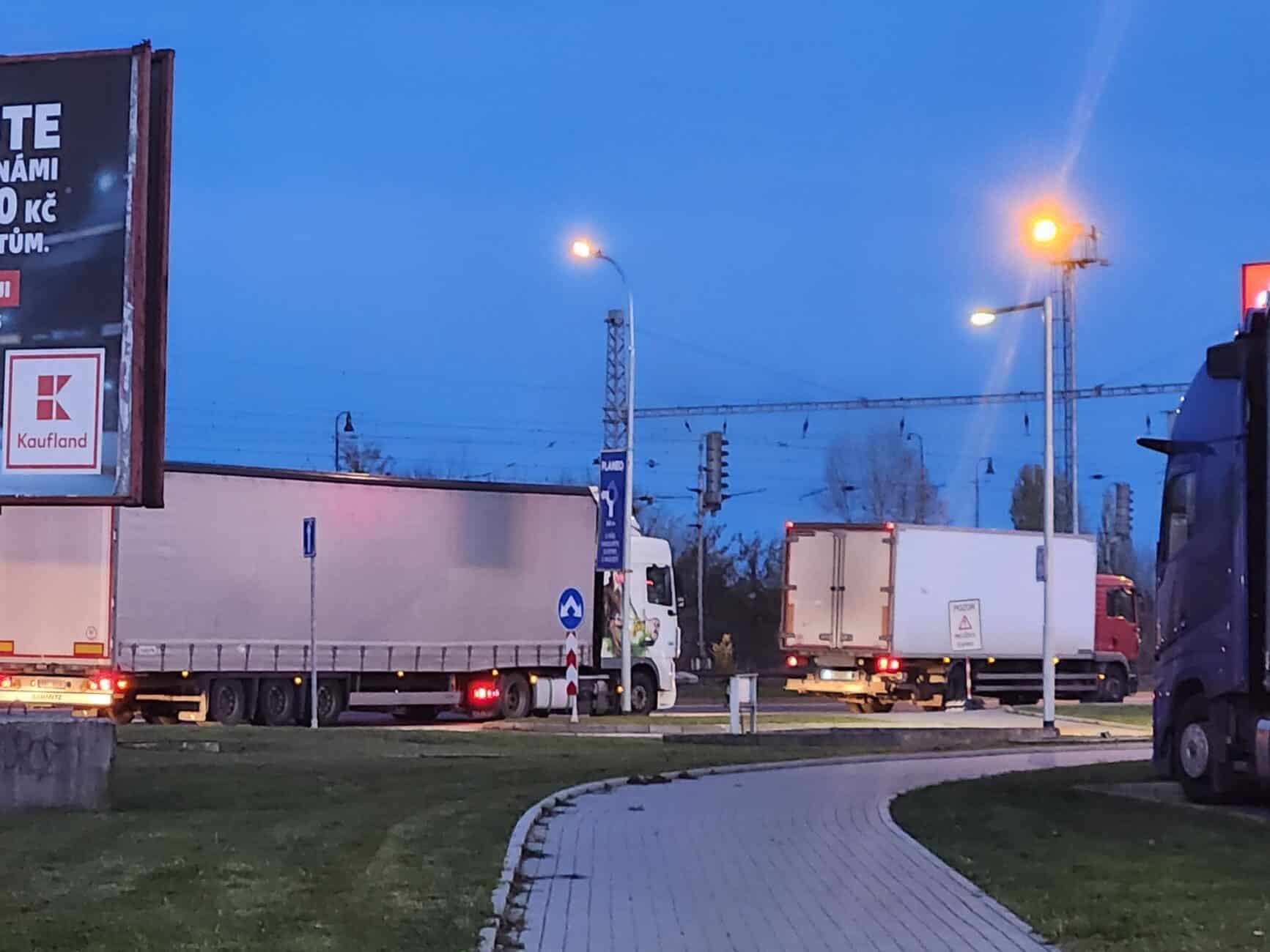 Středeční kolaps dopravy v Mělníku. Foto: FB/Doprava Mělník a okolí