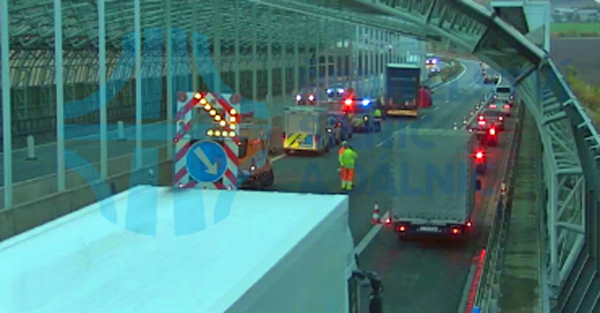 Tragická nehoda na D8 u Lovosic. Kamion srazil ženu v tubusu. Zdroj: ŘSD