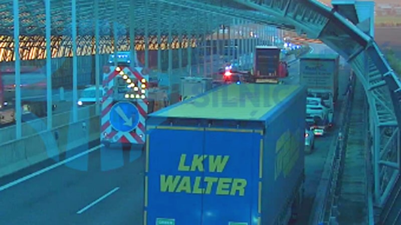 Tragická nehoda na D8 u Lovosic. Kamion srazil ženu v tubusu. Zdroj: ŘSD