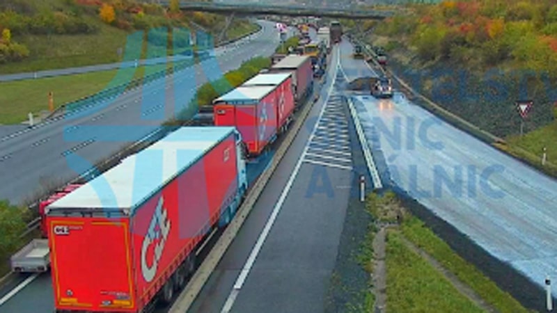 Tragická nehoda na D8 u Lovosic. Kamion srazil ženu v tubusu. Zdroj: ŘSD