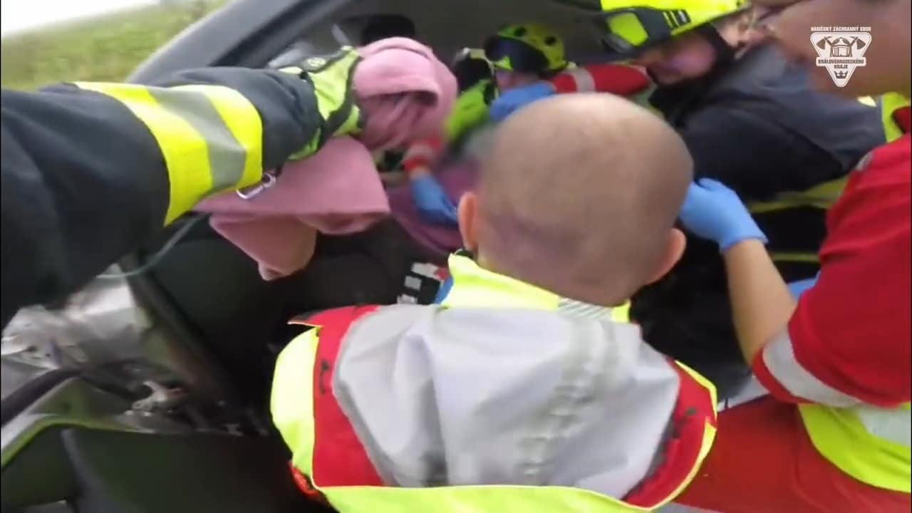 VIDEO: Vážná nehoda u Černilova. Video: HZS