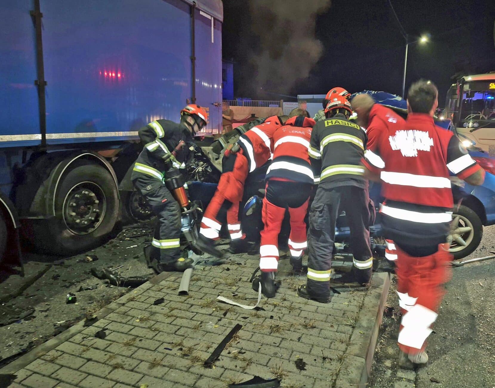 Nehoda v obci Hovězí na Vsetínsku. Auto narazilo do kamionu. Foto: HZS