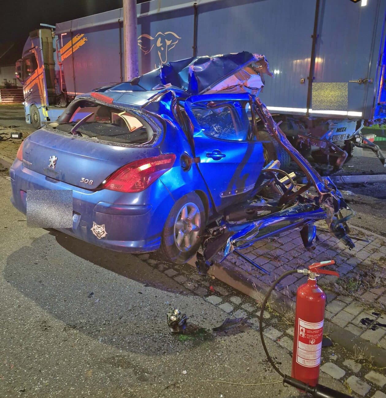 Nehoda v obci Hovězí na Vsetínsku. Auto narazilo do kamionu. Foto: HZS