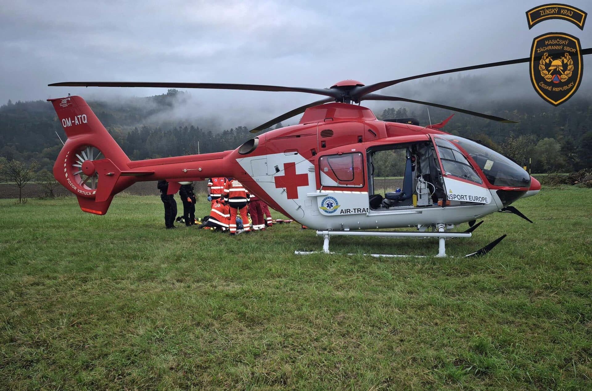 Nehoda v obci Hovězí na Vsetínsku. Auto narazilo do kamionu. Foto: HZS