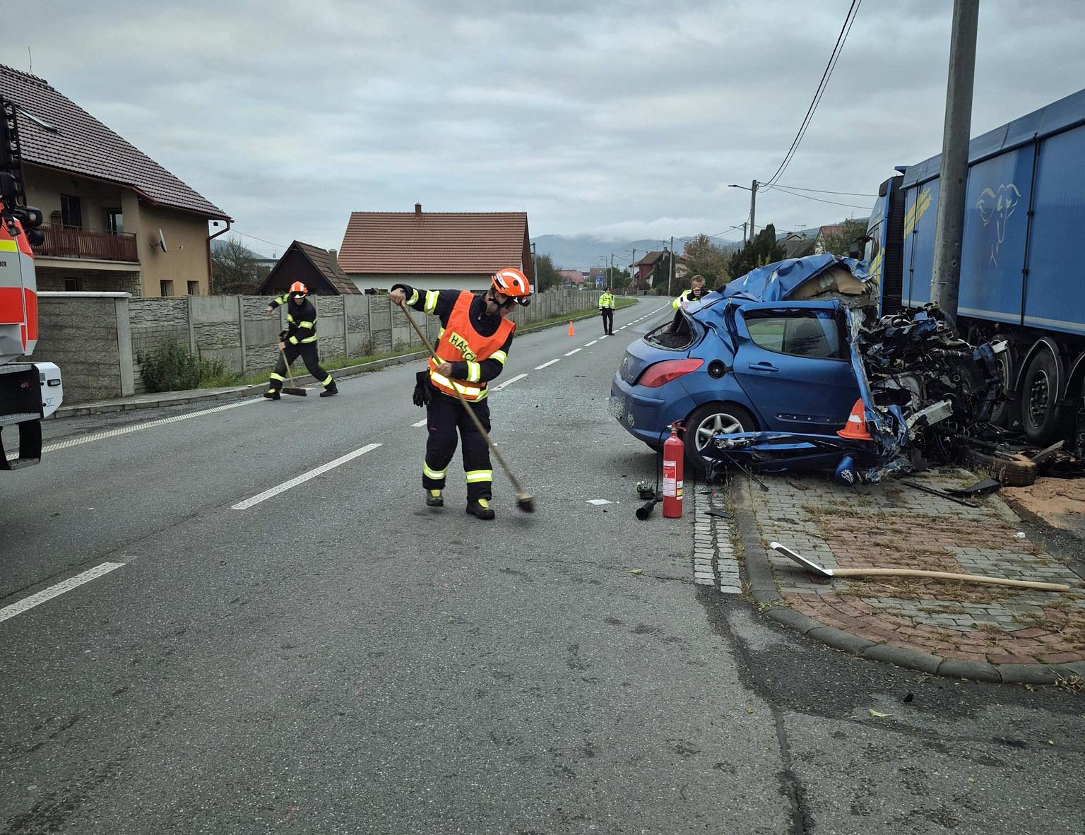 Nehoda v obci Hovězí na Vsetínsku. Auto narazilo do kamionu. Foto: HZS