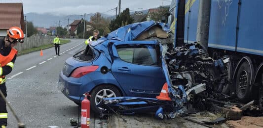 Nehoda v obci Hovězí na Vsetínsku. Auto narazilo do kamionu. Foto: HZS