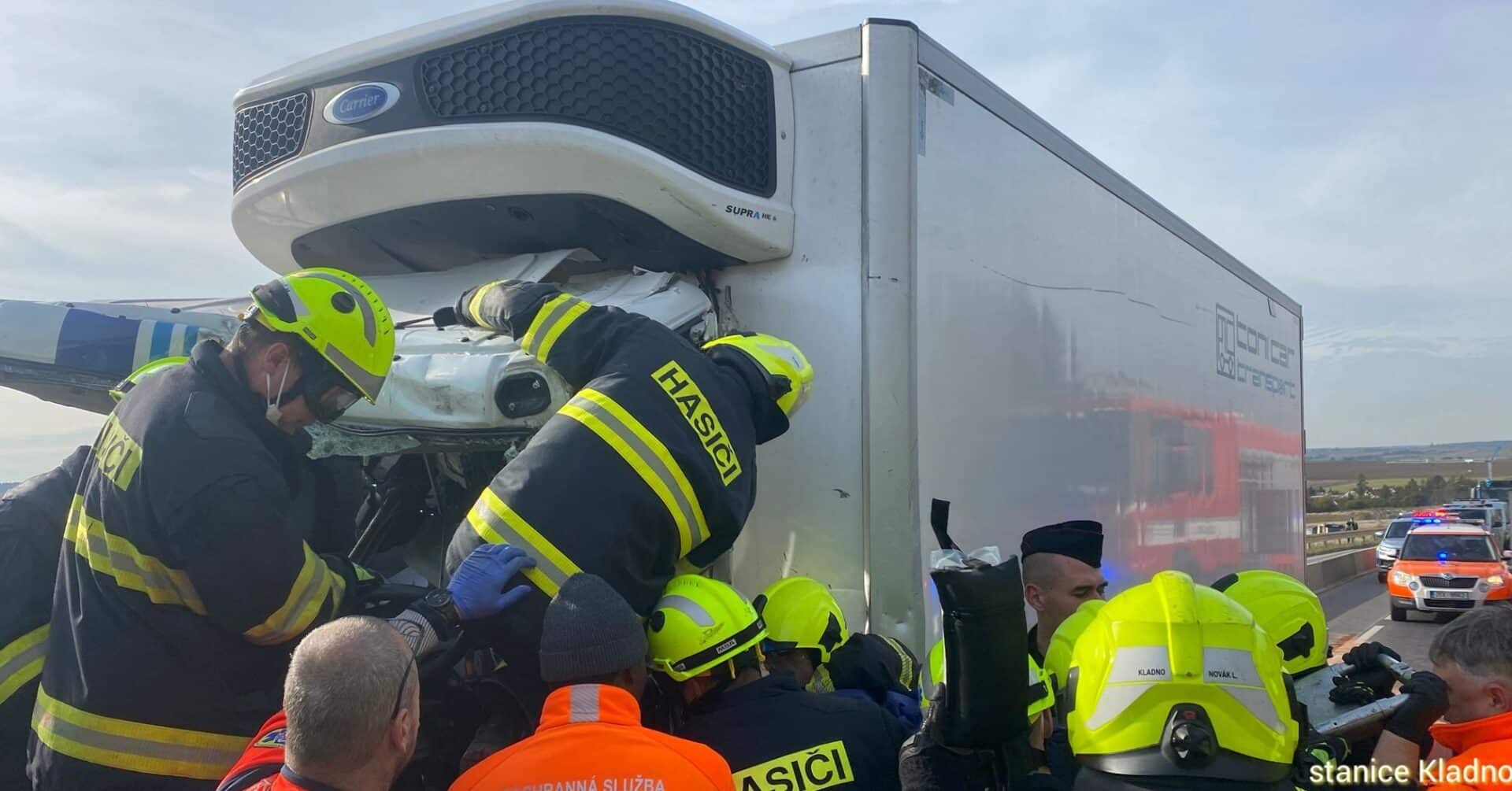 Tragická nehoda nákladních vozů u Slaného. Foto: HZS