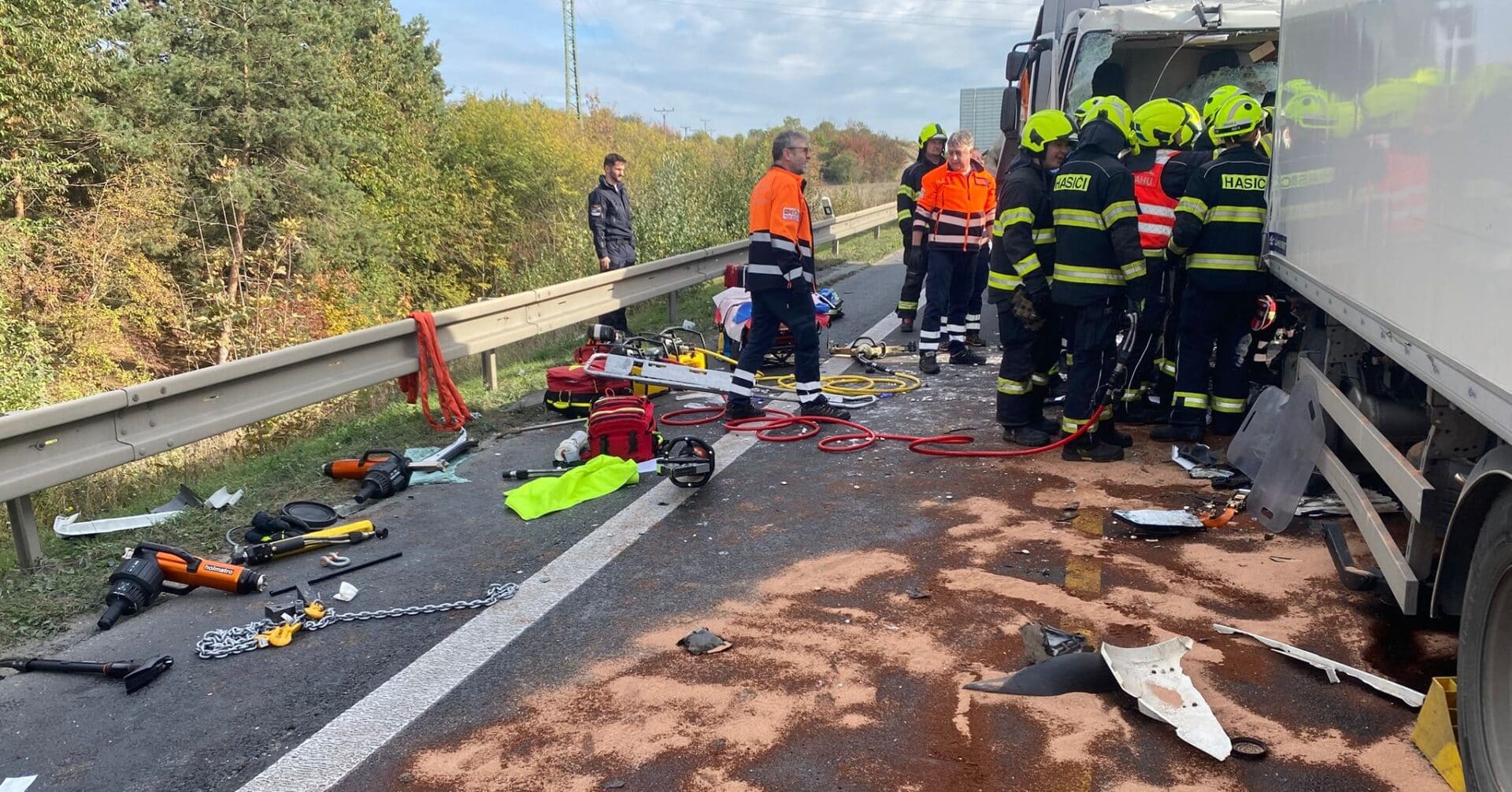 Tragická nehoda nákladních vozů u Slaného. Foto: HZS