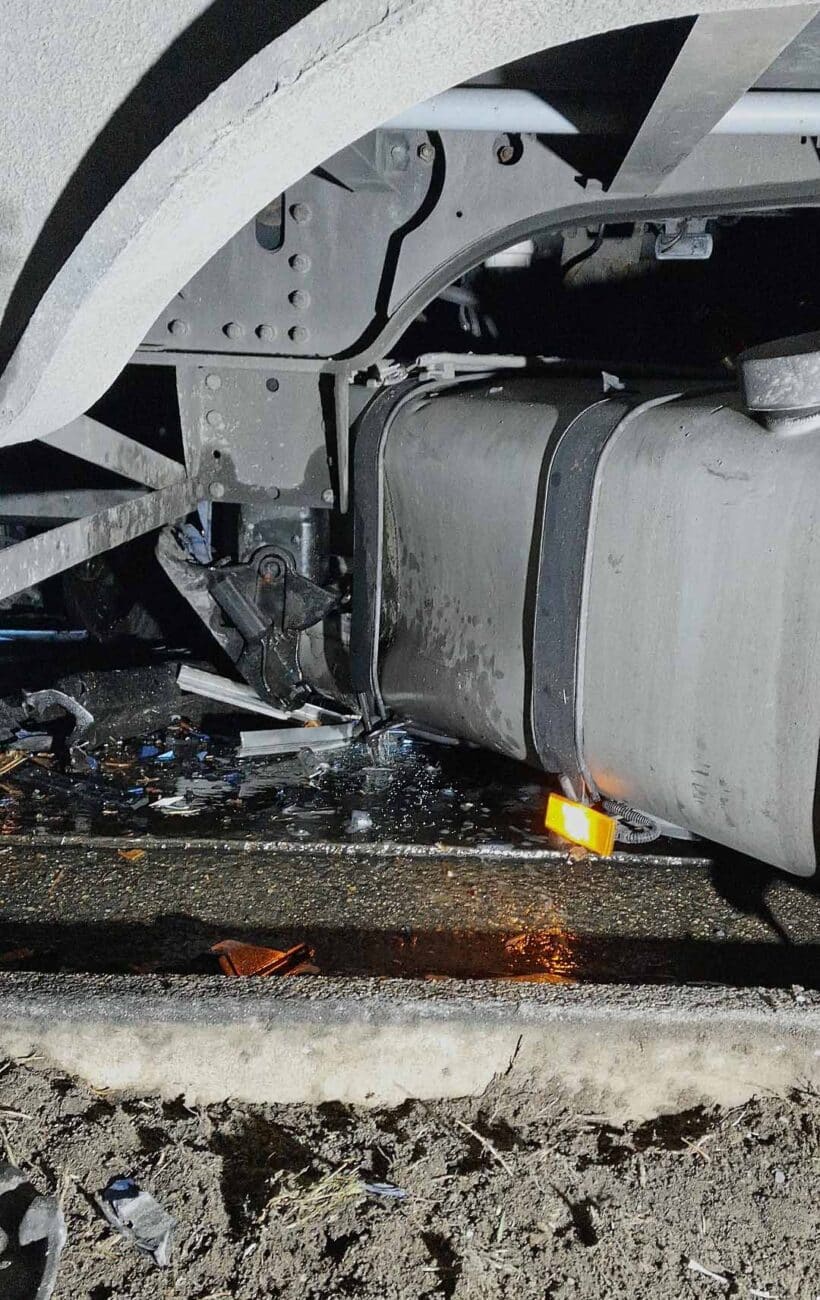 Z havarovaných kamionů vyteklo tisíc litrů nafty. Foto: HZS