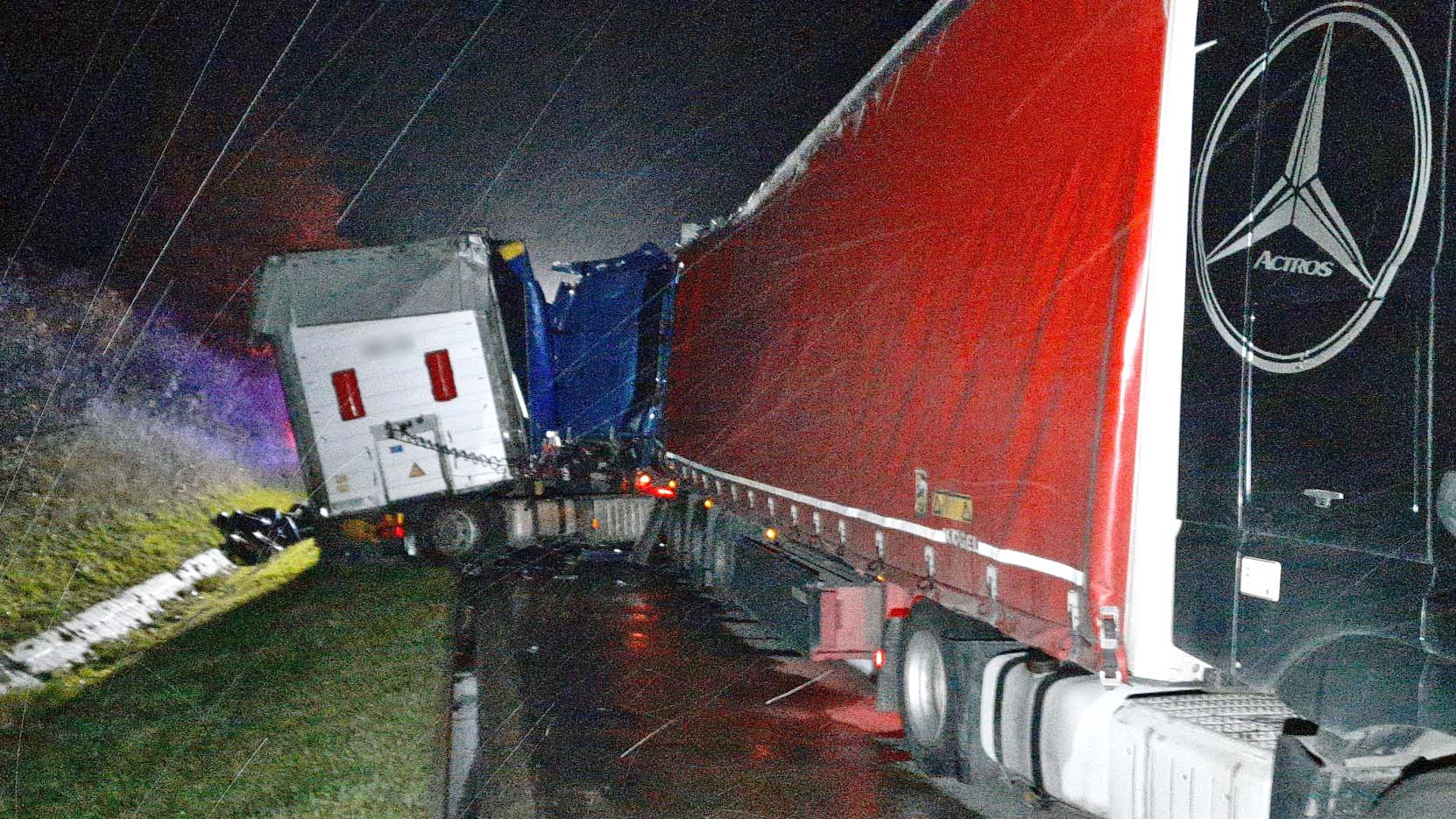 Nehoda kamionů na dálnici D5. Foto: HZS