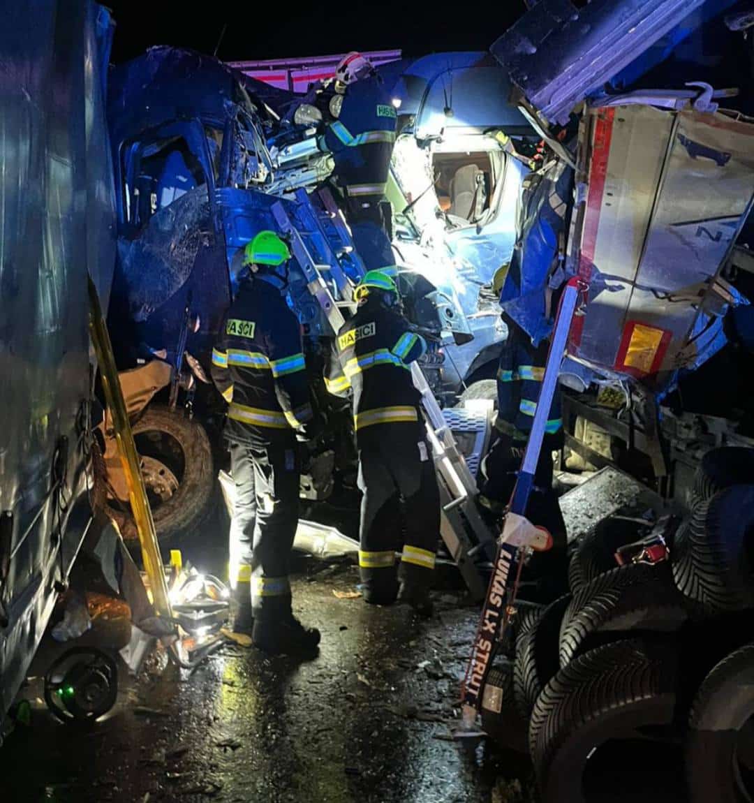 Nehoda kamionů na dálnici D5. Foto: HZS