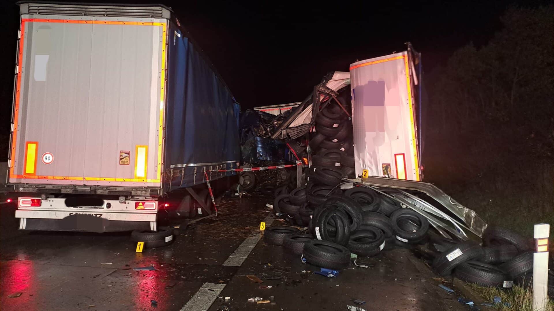 Nehoda kamionů na dálnici D5. Foto: HZS