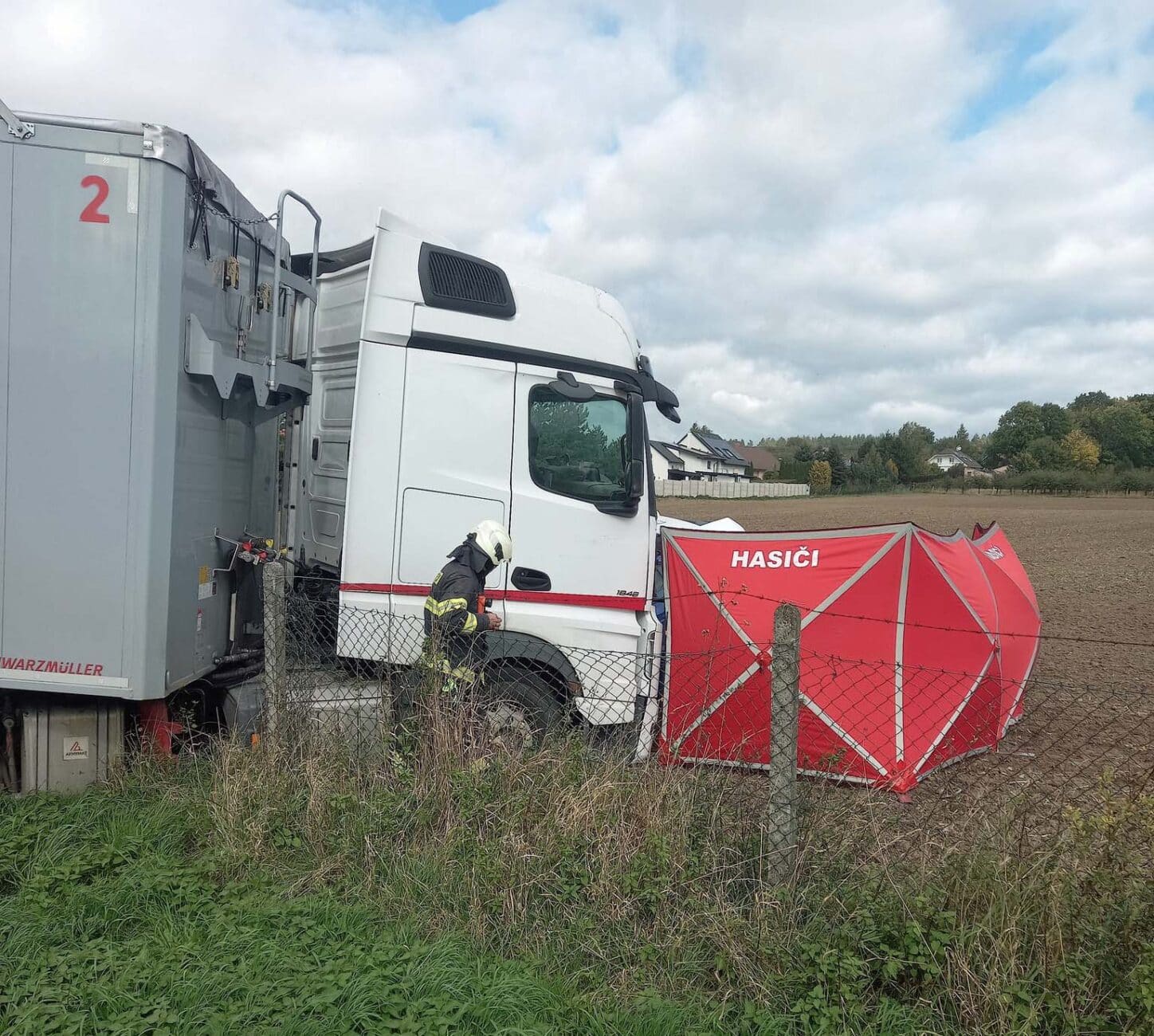 Tragická nehoda kamionu a auta v Konecchlumí. Foto: HZS