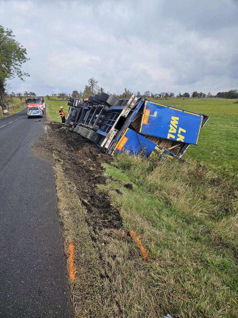 Na objízdné trase D8 na Petrovice dnes havaroval kamion. Foto: PČR