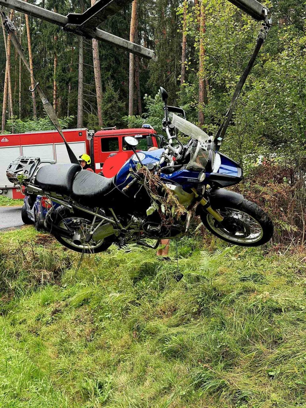 Nehoda auta a motorky u Ralska. Foto: HZS