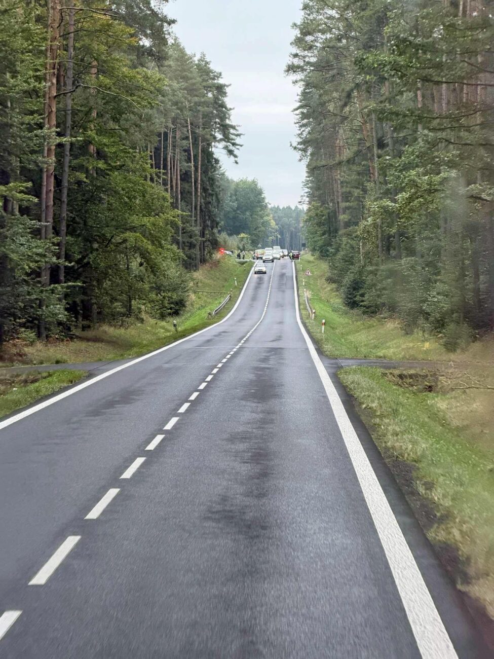 Nehoda auta a motorky u Ralska. Foto: HZS