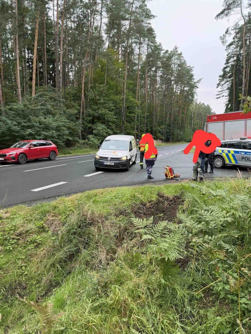 Nehoda auta a motorky u Ralska. Foto: HZS