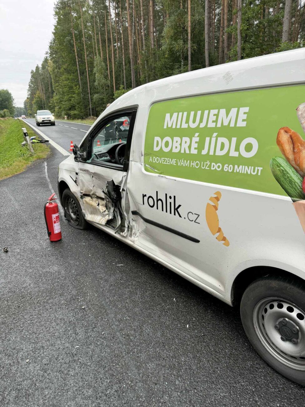 Nehoda auta a motorky u Ralska. Foto: HZS