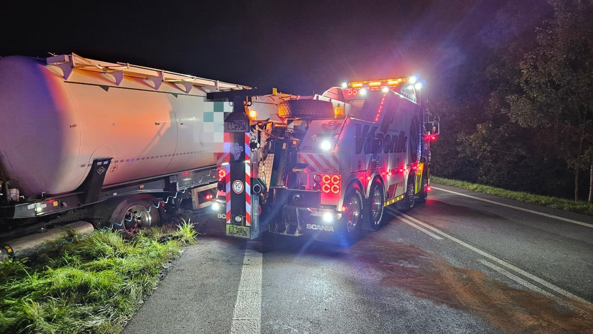 Tragická nehoda cisterny a auta u Třebechovic pod Orebem. Foto: HZS