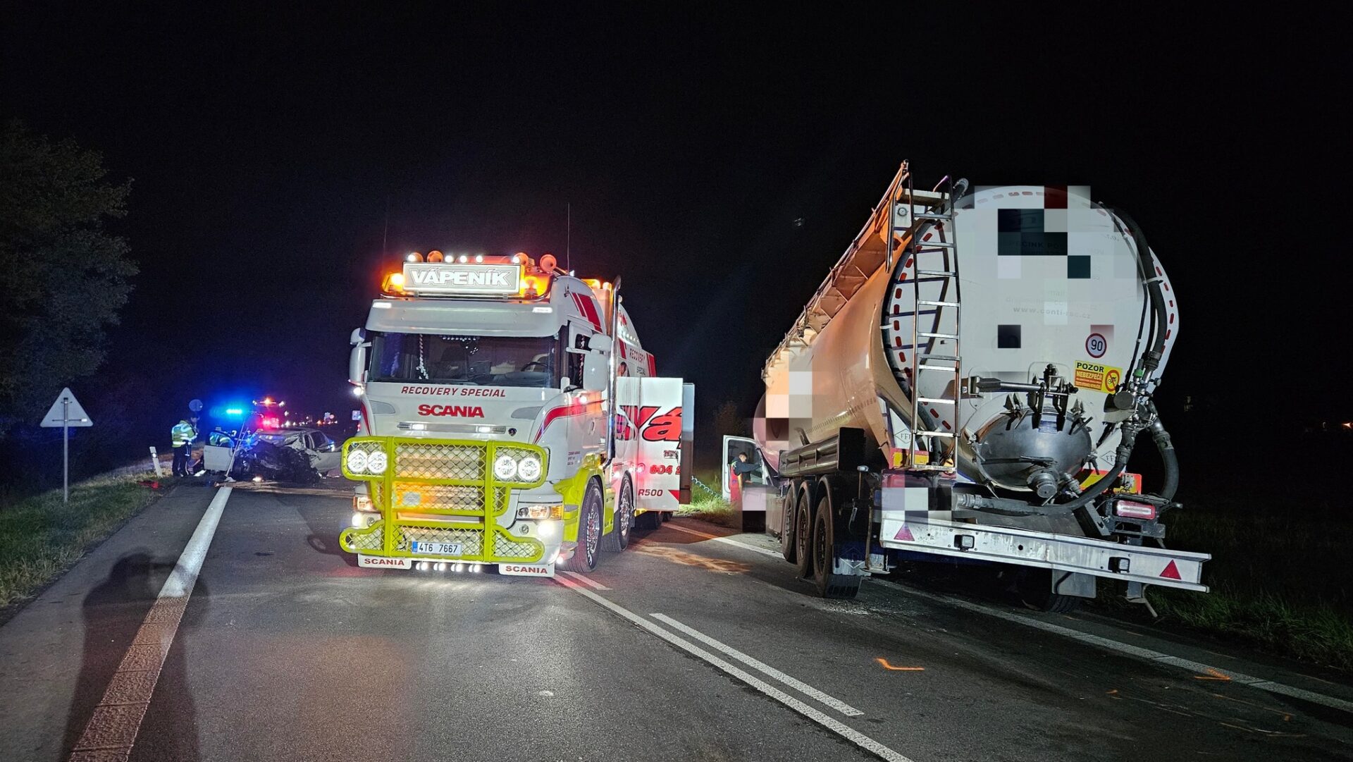 Tragická nehoda cisterny a auta u Třebechovic pod Orebem. Foto: HZS