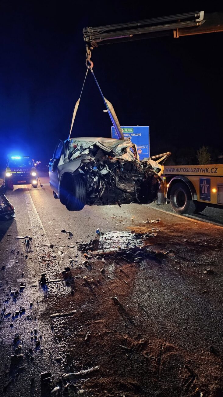 Tragická nehoda cisterny a auta u Třebechovic pod Orebem. Foto: HZS