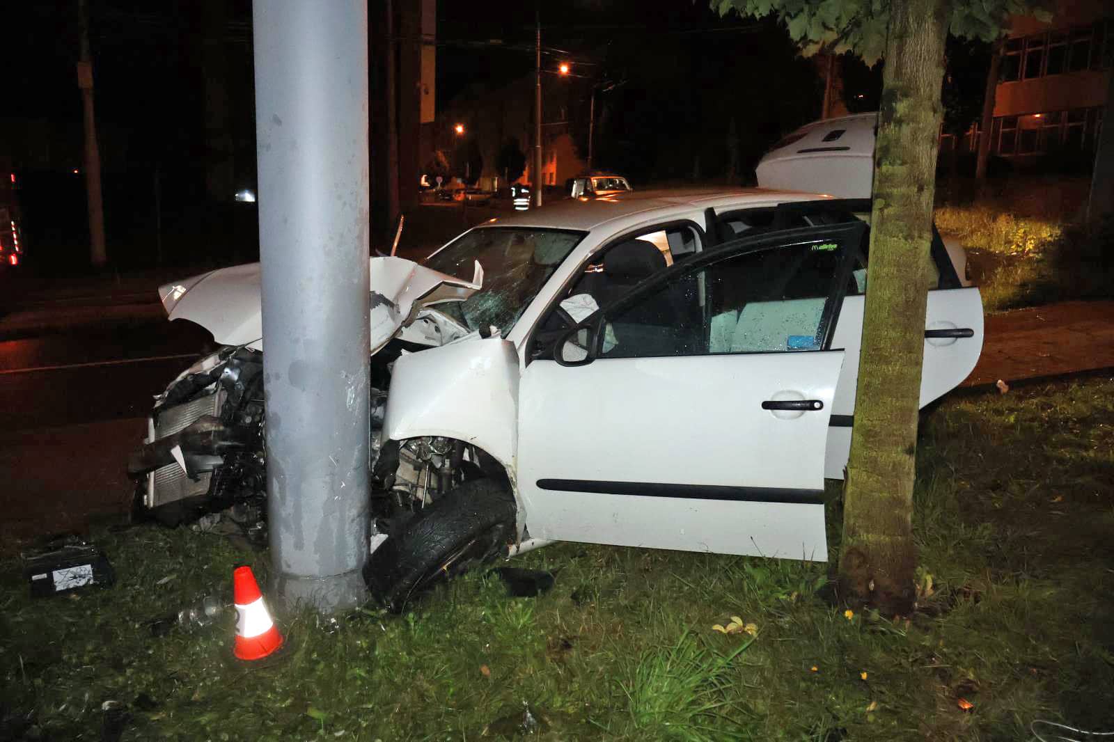 Nehoda ve Zlíně, mladík narazil do sloupu. Foto: PČR