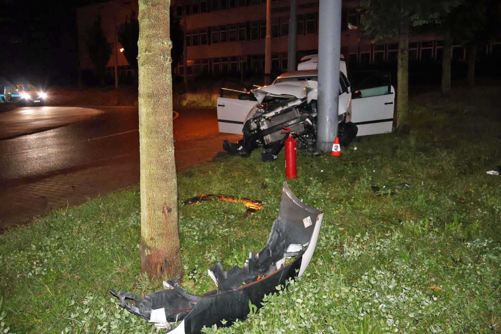 Nehoda ve Zlíně, mladík narazil do sloupu. Foto: PČR