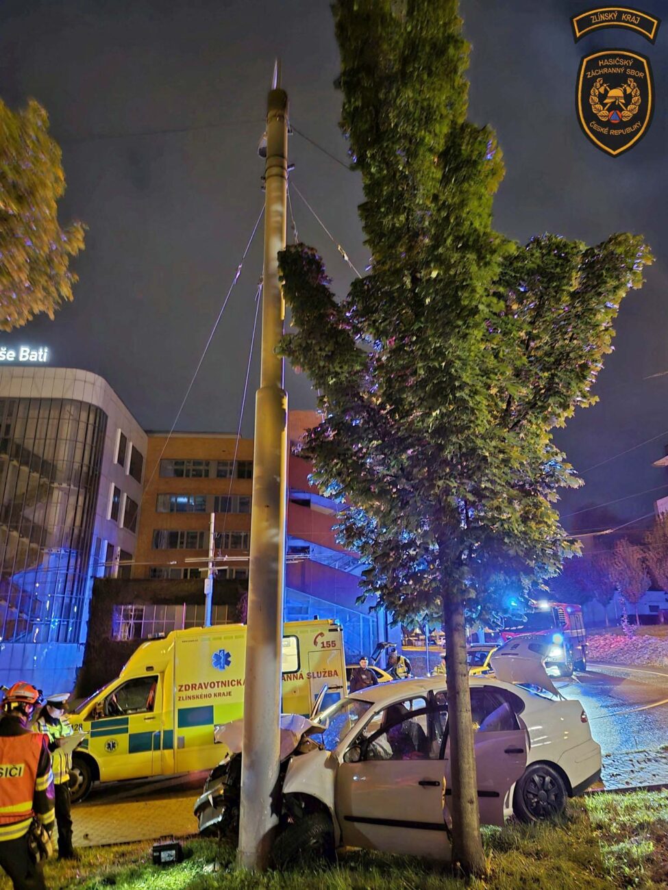 Nehoda ve Zlíně, mladík narazil do sloupu. Foto: HZS