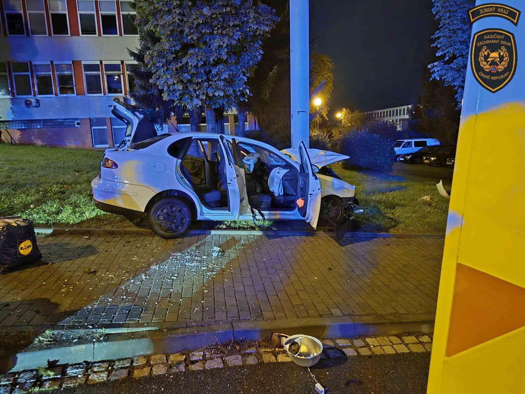 Nehoda ve Zlíně, mladík narazil do sloupu. Foto: HZS