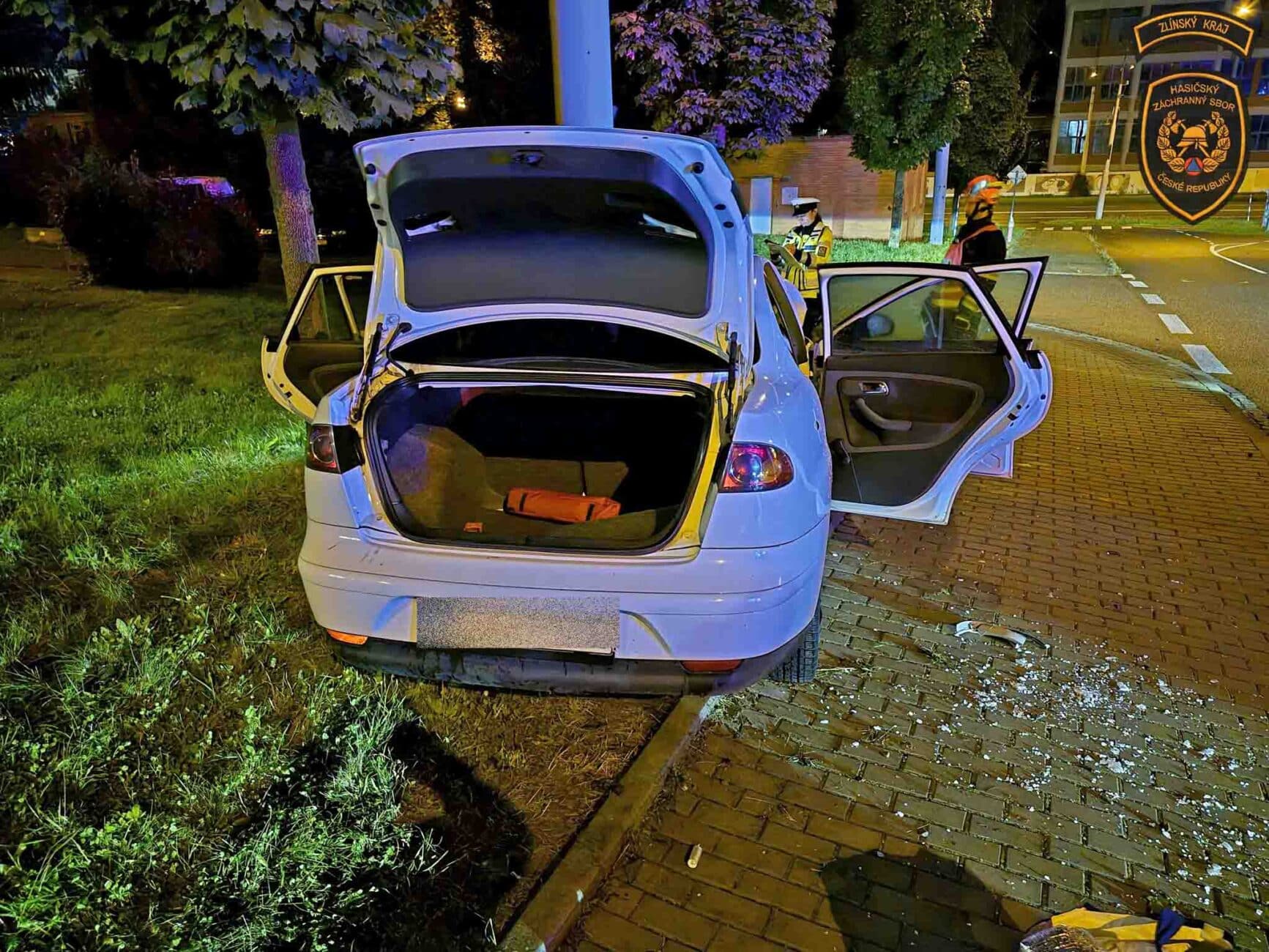 Nehoda ve Zlíně, mladík narazil do sloupu. Foto: HZS